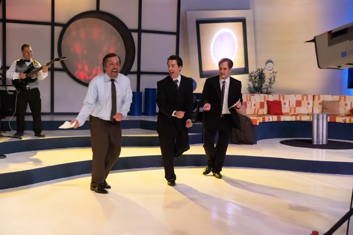Roberto Duarte, Luis Gerardo Méndez y Diego Boneta bailando en un capítulo de la serie ¿Quién lo mató? sobre Paco Stanley.