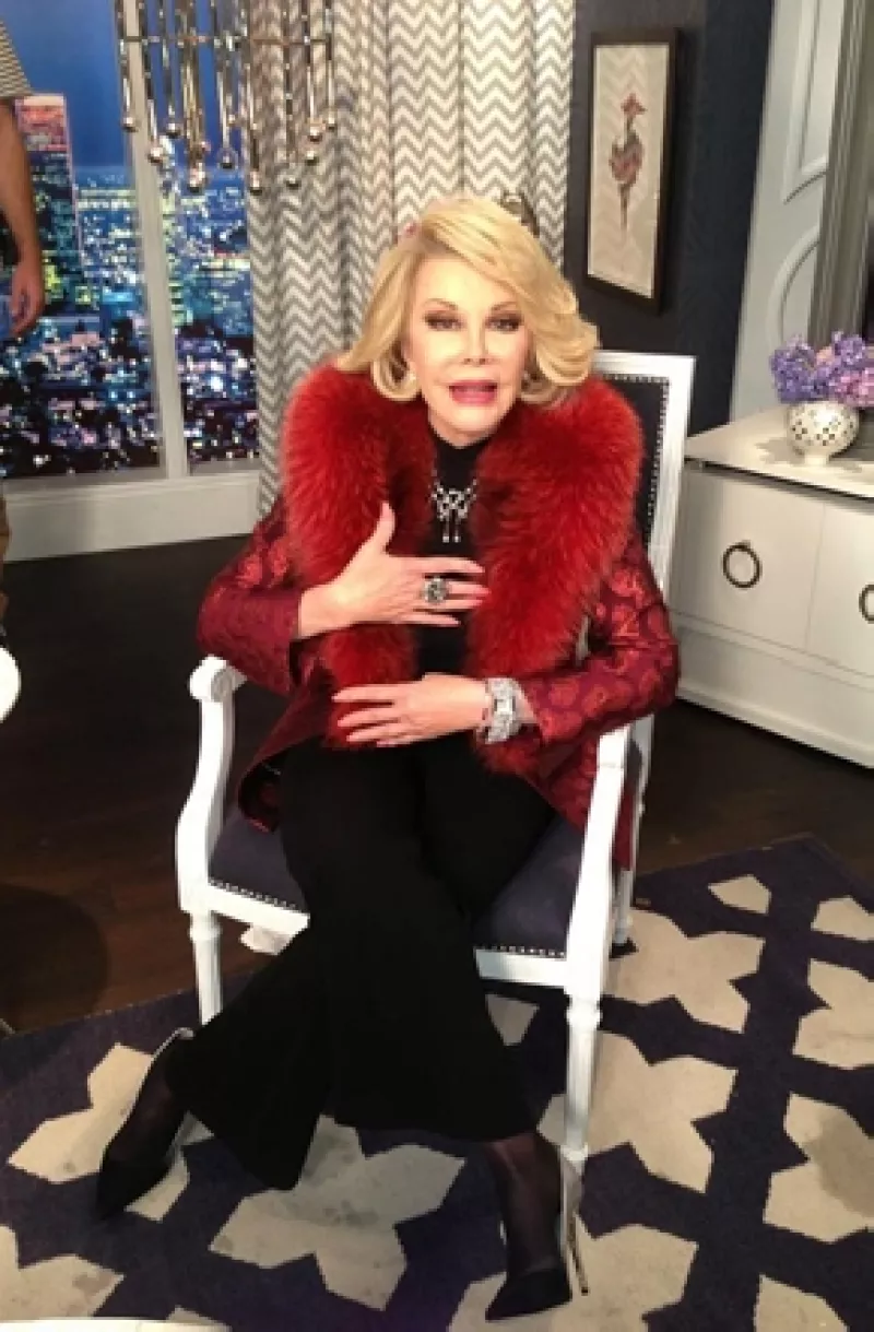 En la edición especial del famoso programa de moda que lideraba Joan Rivers, su hija informó que tras una pausa 'Fashion Police' volverá a la televisión el próximo año.