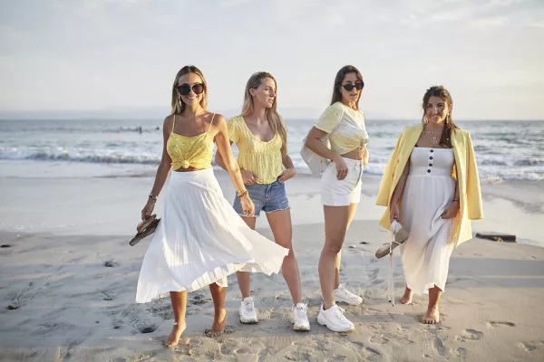 Influencers y amigas en Punta Mita en looks de Stradivarius en tonos amarillos