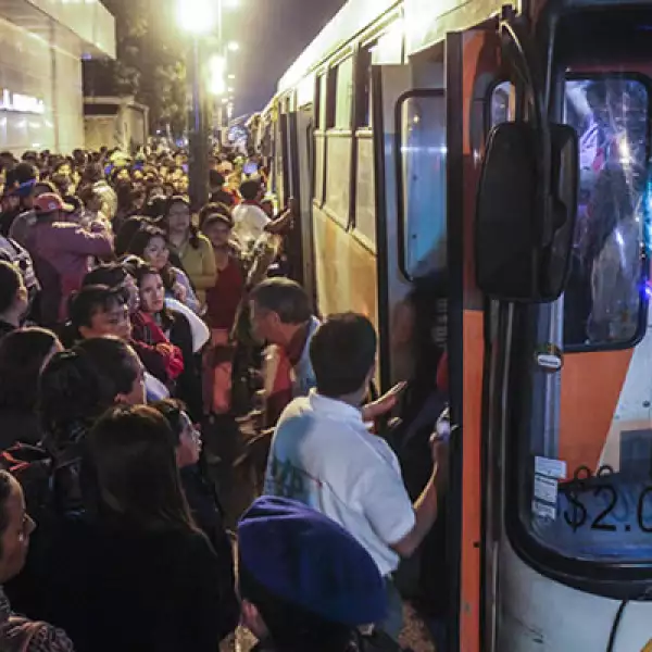 Los camiones RTP destinados para los traslados gratuitos hacia Tláhuac eran insuficientes ante la gran afluencia de gente.