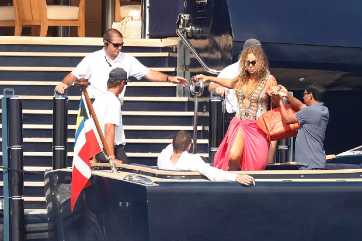 Una vez a bordo, la cantante se unió sin problema a su amado, quien no pareció inmutarse ante el accidente de su amada.