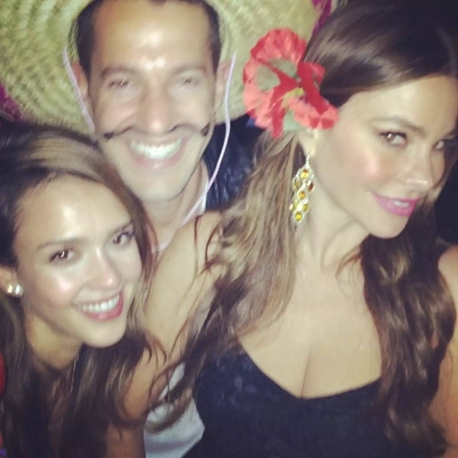 Junto con su amiga Jessica Alba, la actriz colombiana celebró el cinco de mayo.