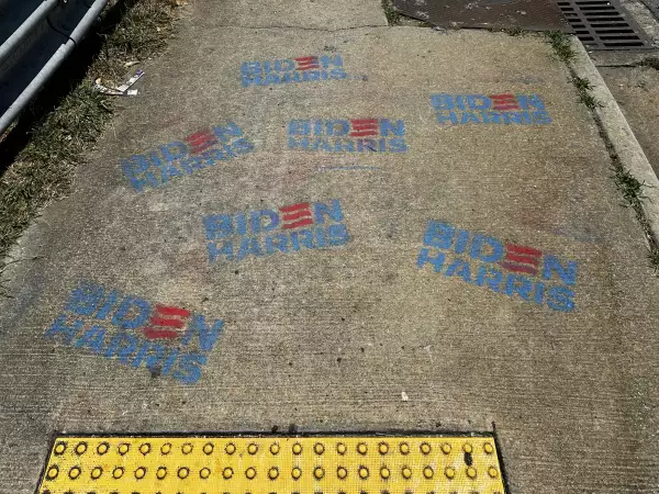 Pintas con el logo de la campaña de Joe Biden y Kamala Harris en una banqueta en Atlanta, Georgia. 