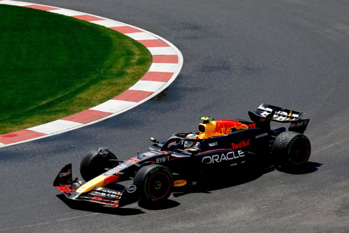 foto del auto de Checo Perez en una curva del Gran Premio de Canadá