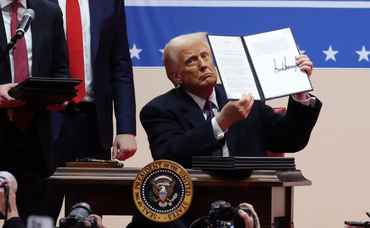 El presidente de los Estados Unidos, Donald Trump, muestra su firma en una orden ejecutiva que firmó frente a los partidarios dentro del Capital One Arena durante las ceremonias el día de la inauguración de su segundo mandato presidencial, en Washington, EE. UU., el 20 de enero de 2025. (Imagen principal del artículo 'Trump retira a Estados Unidos de la OMS con consecuencias para los sistemas sanitarios del mundo')
