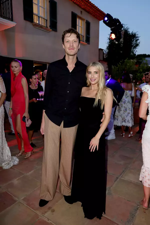 Cody John y Emma Roberts