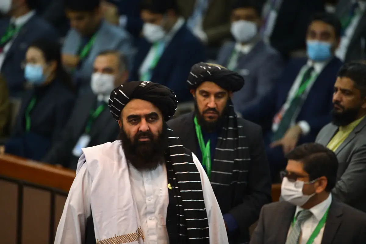 El ministro de relaciones exteriores de Afganistán, Amir Khan Muttaqi, llega a una reunión especial de la Organización de Cooperación Islámica en Islamabad, Pakistán. 