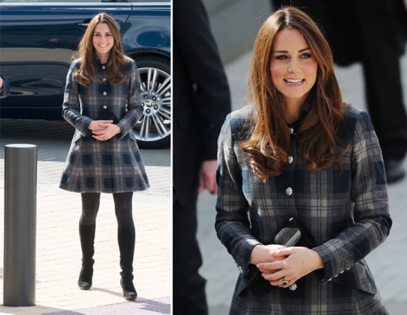 Kate Middleton portó un saco a cuadros. De hecho, medios ingleses aseguraron que la Duquesa mostró mucha pierna.