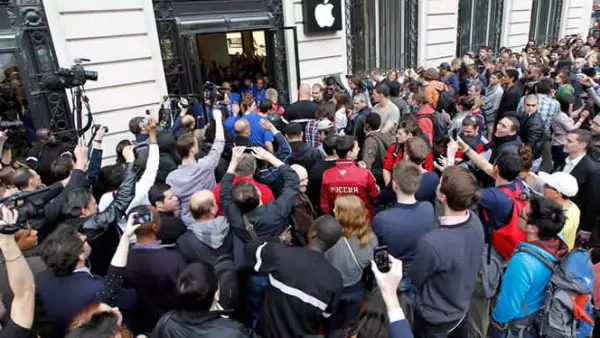 A cientos de kilómetros de ahí, en la tienda de Apple de París, el ‘staff’ de la firma recibe a su primer visitante.