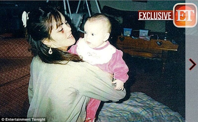 Dina asegura que Lindsay lleva una vida desenfrenada por haber sido testigo de los abusos de su padre.