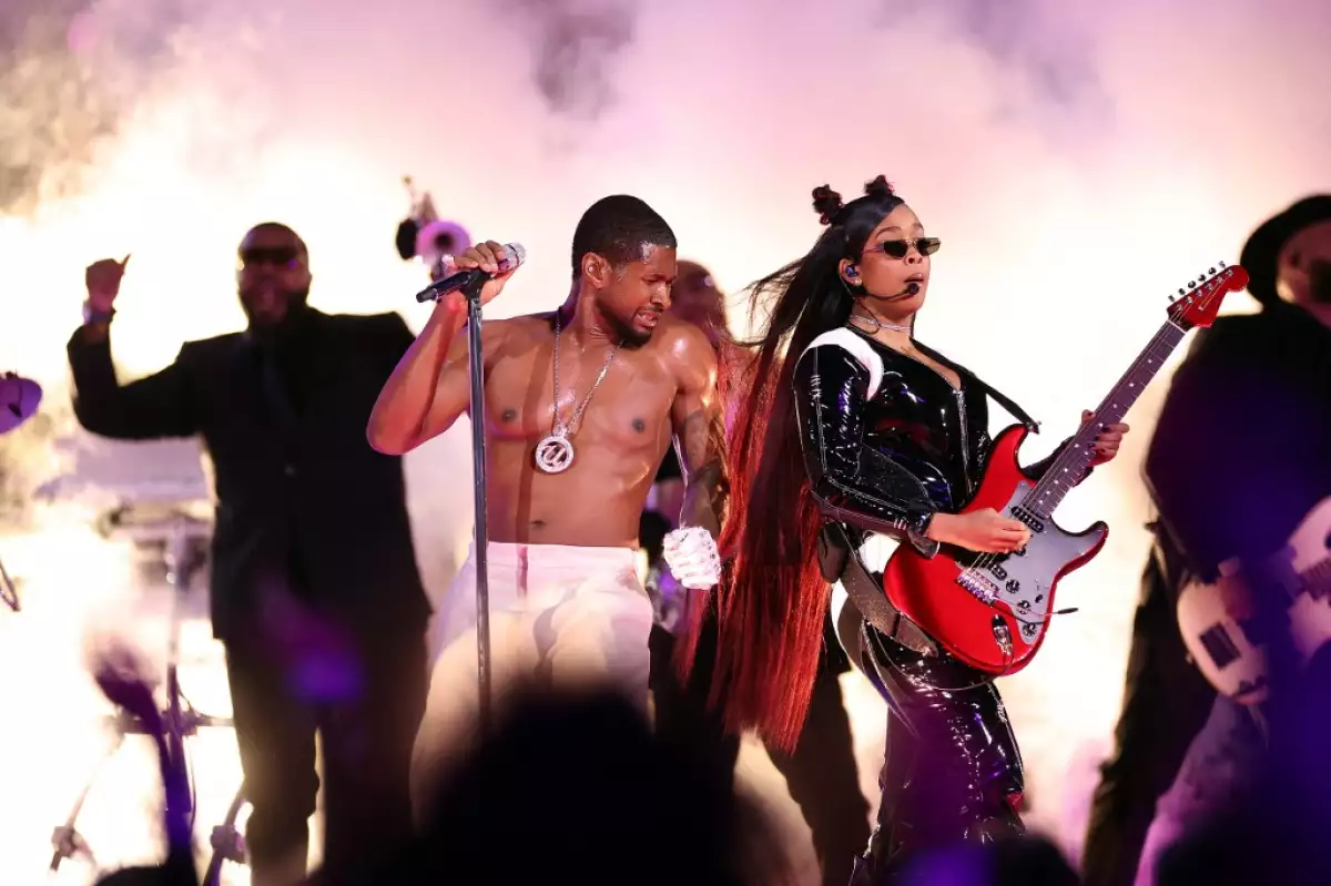 Foto de Usher y la cantante H.E.R. durante el show de Medio Tiempo del Super Bowl.