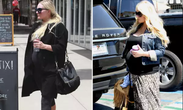 Las hermanas se ven idénticas en sus respectivos embarazos.