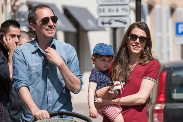 Después de que la revista People confirmara su separación, Carlota y Gad se reunieron junto con el pequeño Raphaël en una salida casual.