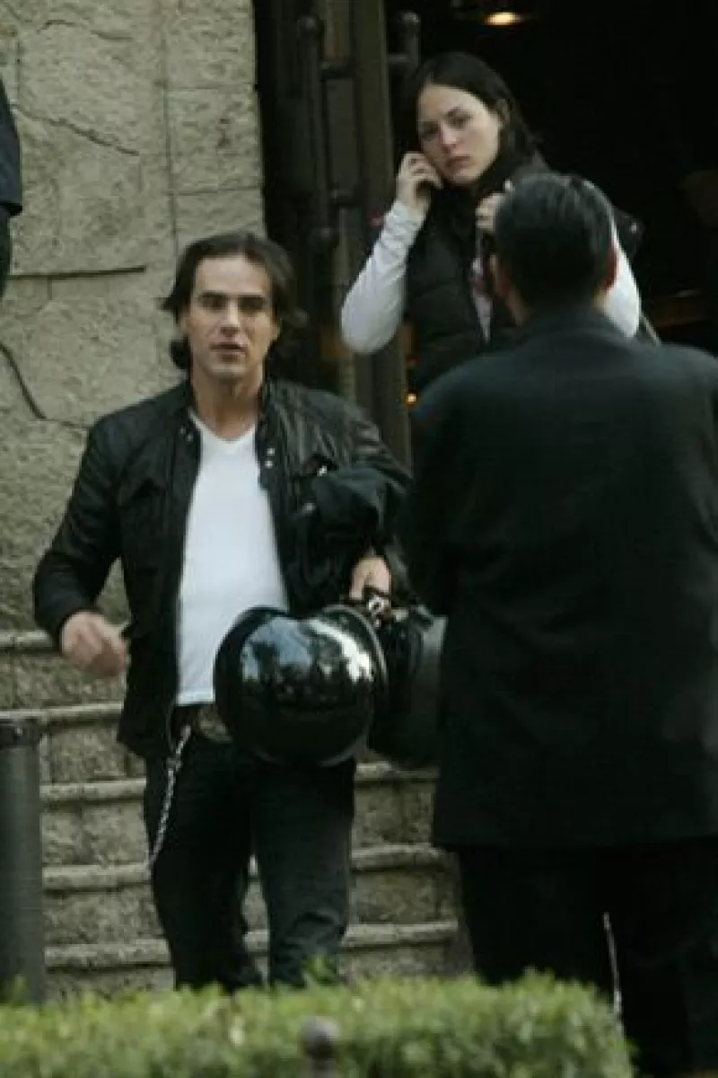 Los actores fueron captados saliendo de un restaurante y se fueron en la moto de él. El ex esposo de Mayrín ha manifestado el deseo de estar nuevamente con una mujer, ¿será ella la elegida?
