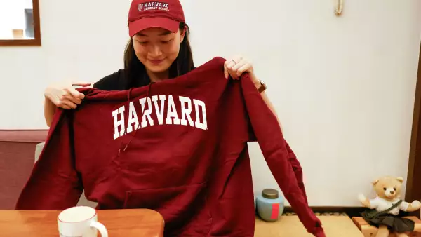 Yu-Hsuan Lin, de 27 años, posa para una foto con un sombrero de Harvard y una sudadera con capucha en Taipei, Taiwán, el 24 de mayo de 2025.
