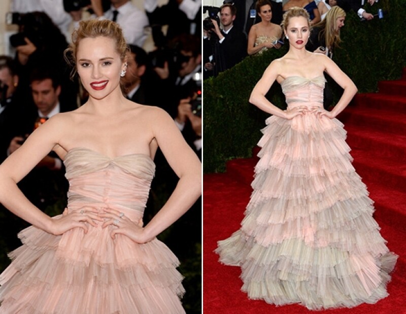 En un vestido Burberry mil hojas.