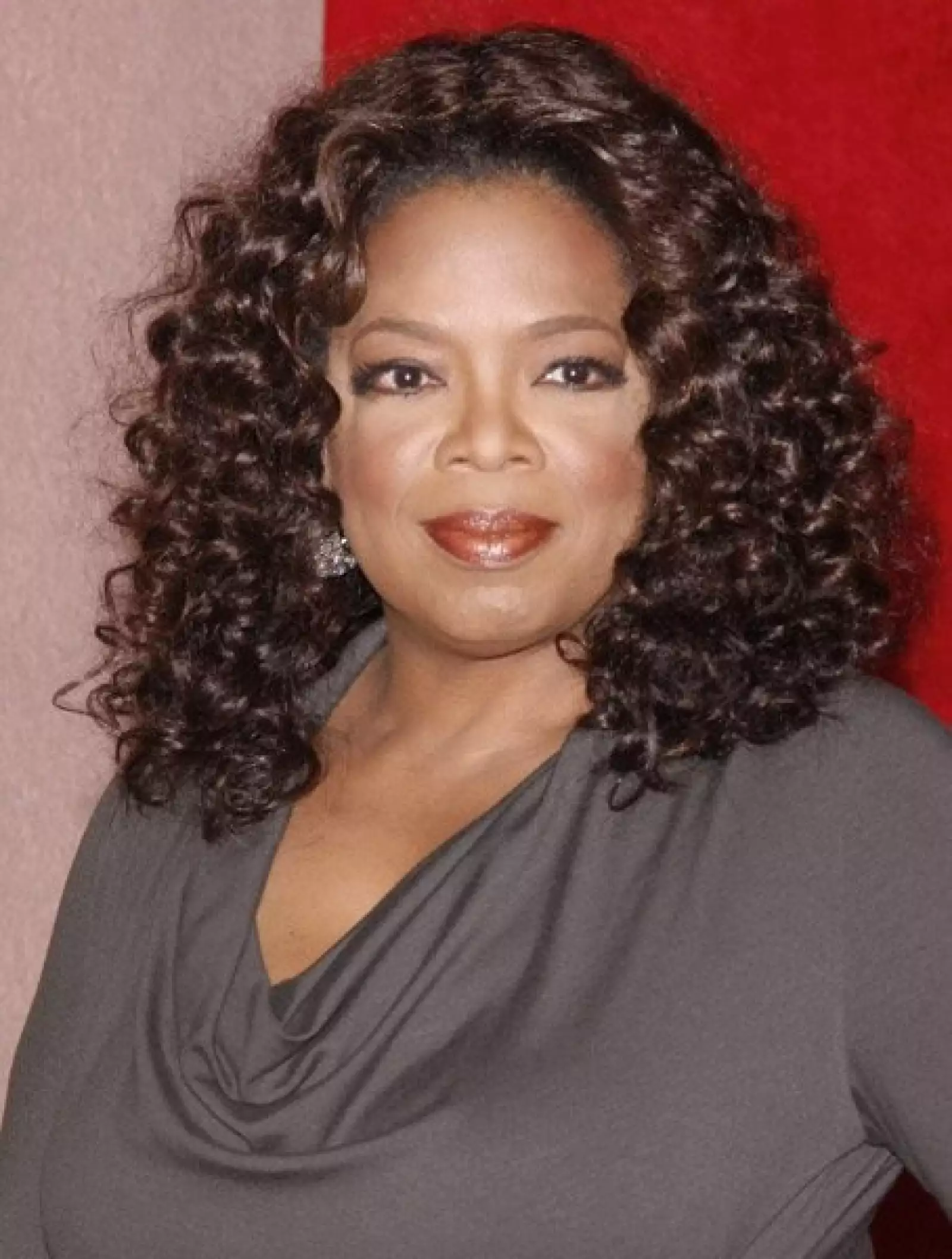 Oprah Winfrey recuerda con mucha emoción la Navidad en la que tenía 12 años. Esa noche, su mamá le dijo que no había dinero para los regalos, pero esa misma noche, tres monjas golpearon la puerta y les trajeron pavo, frutas y algunos juegos.