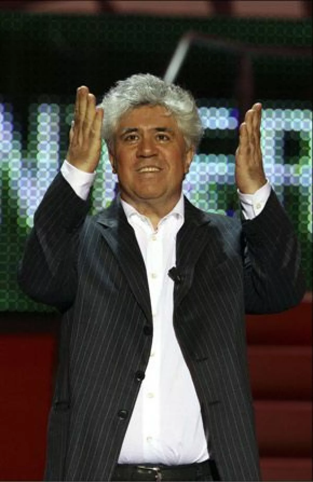 El cineasta manchego estará el 21 de abril en el Teatro de la Ciudad, en donde varios artistas rendirán tributo a la cantante, quien cumple 90 años.