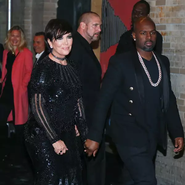 Kris Jenner y Corey Gamble llegando al after party.