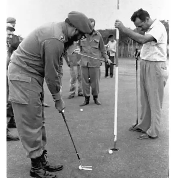 Lo mismo se puso la casaca del equipo de Oriente de béisbol, la playera de la selección de futbol y en esta imagen, del 30 de marzo de 1961, practicó un par de tiros en el Club de Golf Villarreal en La Habana.