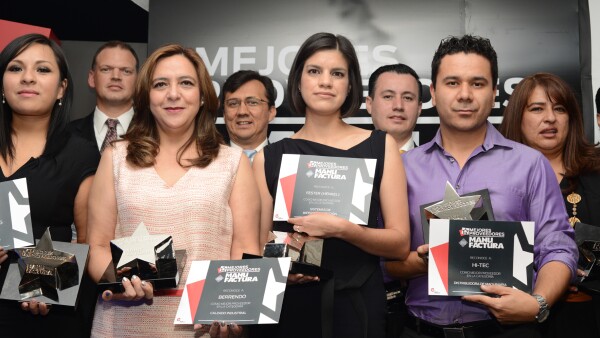 Brisa T�llez de Domino, Rosalinda P�rez de Calzado Chavita, Fabiola Rubalvaca de Fester, Emaus Mora de Hi-Tec. Atr�s: James Gully (MCFA) Caterpillar, Manuel Tello de Goodyear, F�lix David de Festo y M
