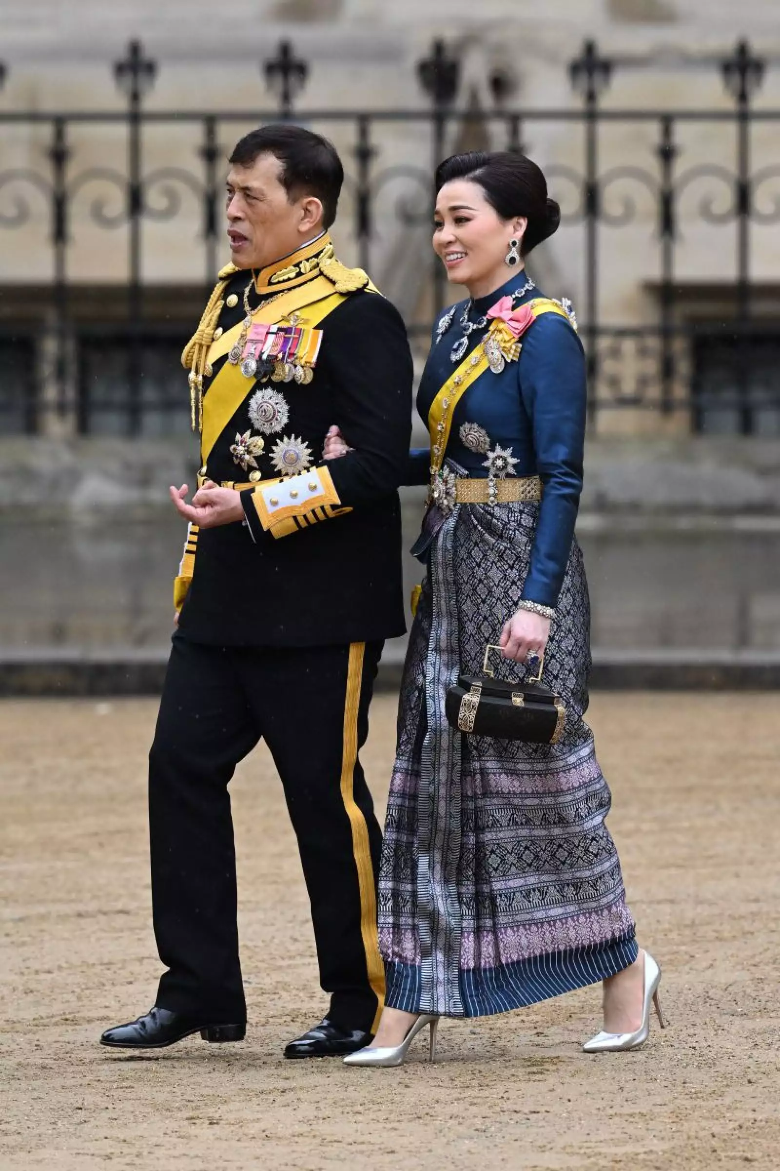 Vajiralongkorn y Suthida de Tailandia en la coronación del rey Carlos III