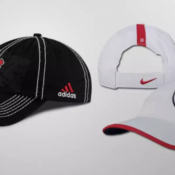 Una gorra del equipo mexicano cuesta 15 dólares, mientras que el accesorio del equipo estadounidense 12 dólares.