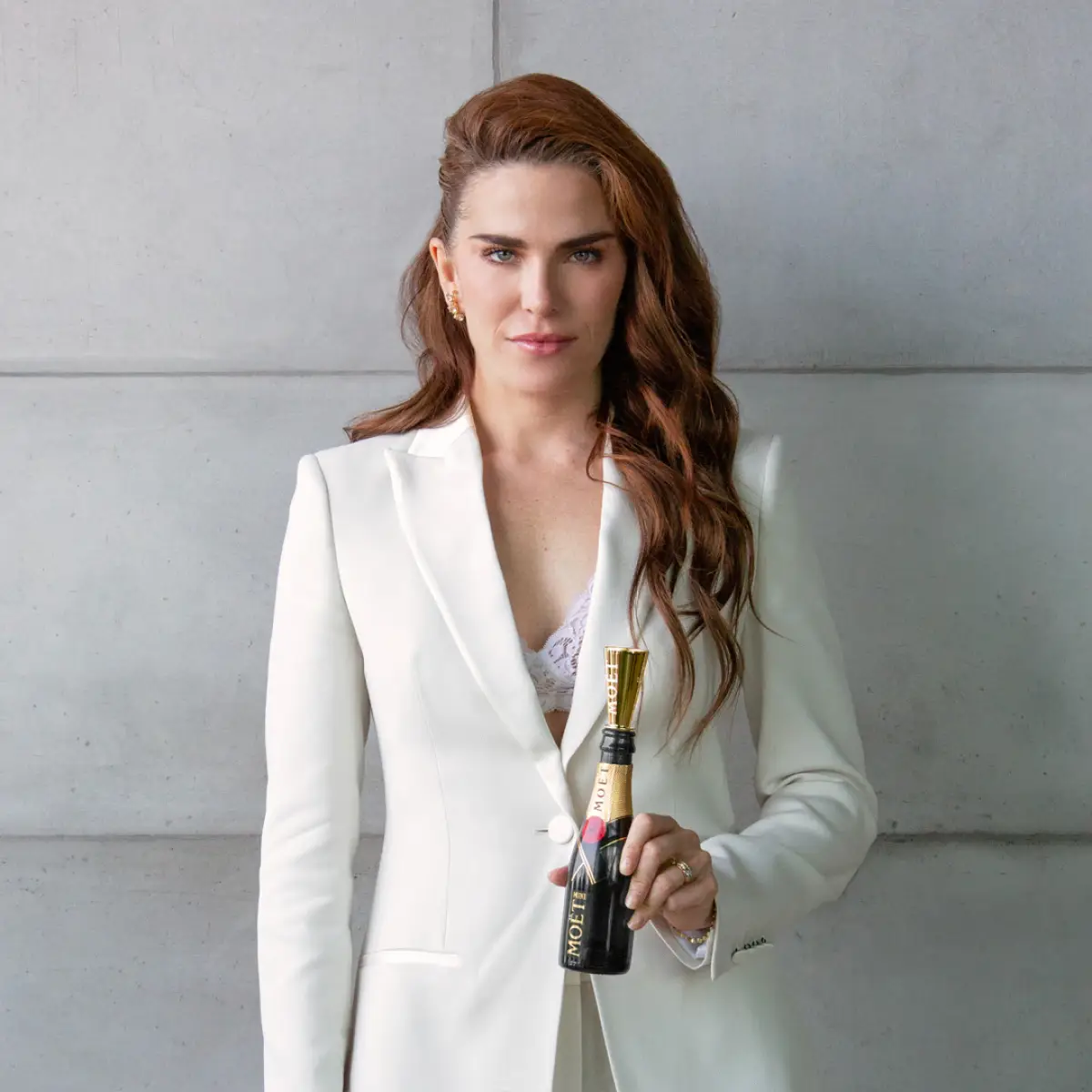 Karla Souza con una botella de Moët & Chandon celebrando su participación el el programa de Toast for a Cause