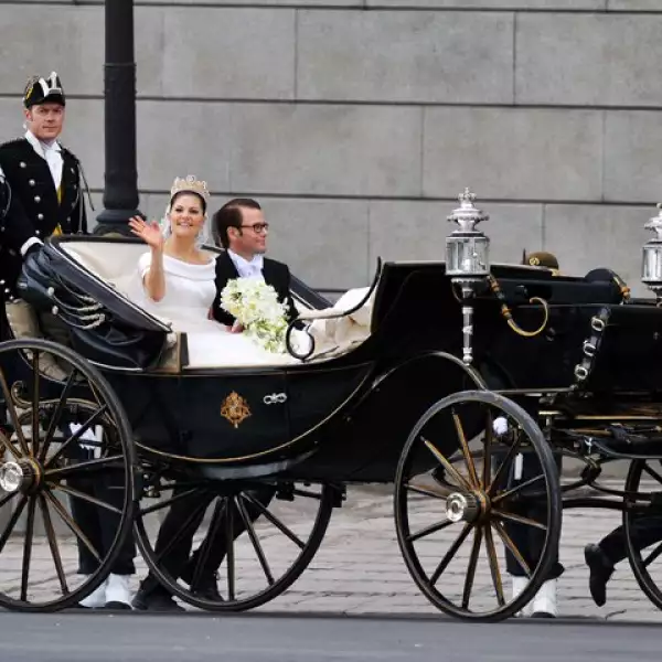Victoria y Daniel en el recorrido posterior a la boda.