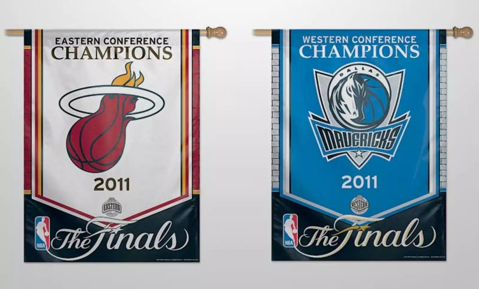 Los estandartes de los dos equipos, como campeones de sus respectivas conferencias. Tienen un costo de 34.99 dólares