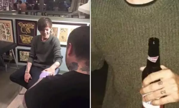 Además, se tatuó el número 28 en sus nudillos.