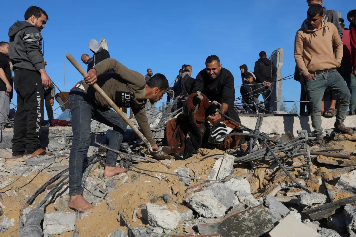 Los palestinos buscan víctimas en el lugar de un ataque israelí, en Rafah, en el sur de la Franja de Gaza, el 7 de enero de 2024.