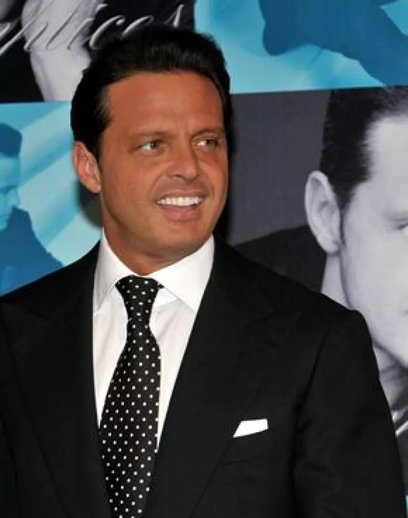 Las producciones musicales del cantante mexicano y del colombiano, competirán el próximo domingo por el Grammy americano en la categoría de Mejor Álbum Pop Latino.