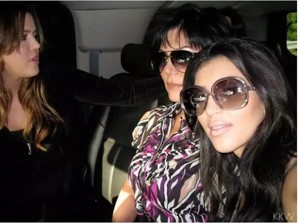 La estrella de reality finalmente reveló las fotos del momento en el que junto con su familia llevaban a Khloé a la cárcel.