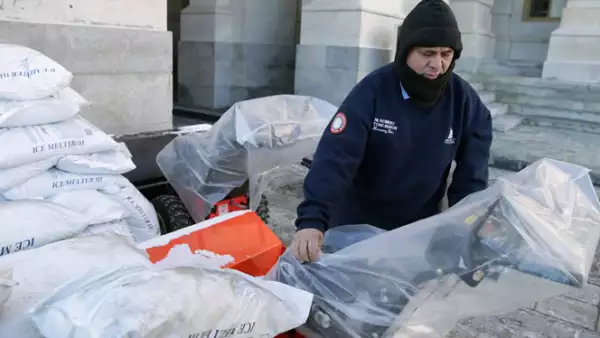 Las personas ya preparan sus herramientas para quitar la nieve del camino.
