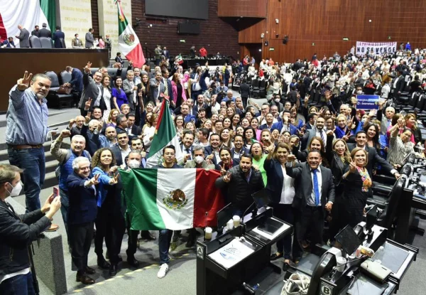 Festejan diputados del PAN rechazo a reforma eléctrica de AMLO.