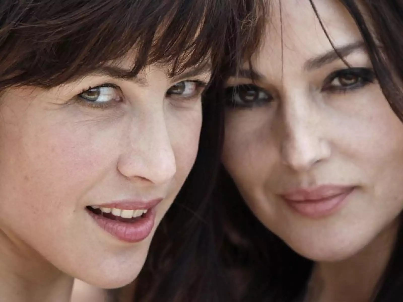TRIUNFAN EN LA ALFOMBRA. En Cannes, Sophie Marceau y Mónica Bellucci tuvieron el éxito en las fotos que hubieran querido tener en la cinta en la que participan: Ne te retourne pas (No mires atrás), filme de la francesa Marina de Van que no tuvo buenas crí