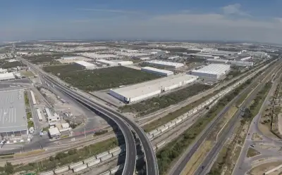 Fotografía aérea en la que se observan parques industriales junto a vías de transporte en México.  