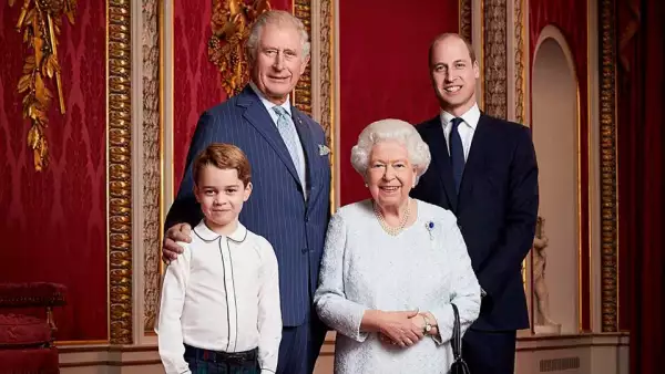 Príncipe George, príncipe Carlos, reina Isabel II y el príncipe William