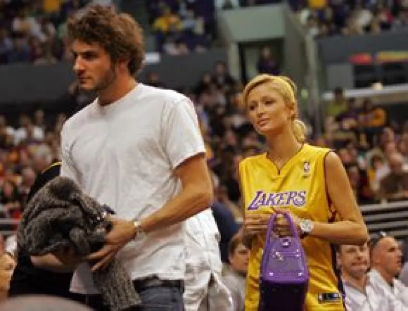 Después de nueve meses de relación, la socialité y Benji Madden terminaron su noviazgo. A la heredera la vieron muy acaramelada con su ex novio griego, Stavros Niarchos.