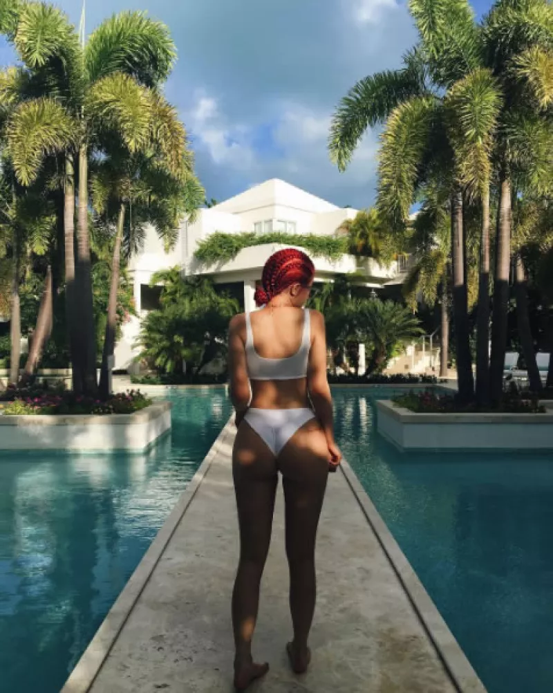 La estrella de reality estuvo en esta casa en las Islas Turcas y Caicos, que cuenta con 7 habitaciones, 16 camas, 8 baños, cancha de tenis, albercas infinitas, gimnasio y más.