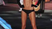 A Marisa Miller la han llamado ´la nueva supermodelo americana´ por su look de sexy mujer estadounidense, y no podríamos culparlos: este ángel de Victoria´s Secret tiene una figura perfecta.