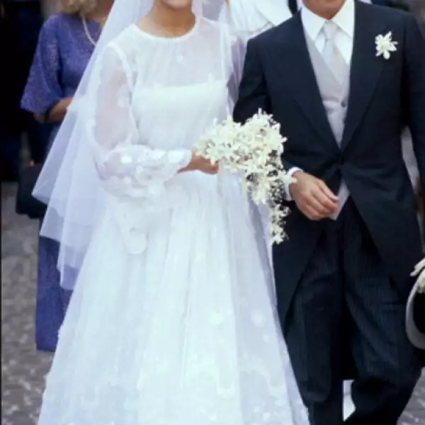 La hermana del príncipe Alberto se casó por primera vez con Phillippe Junot en 1978 (se divorció dos años después), para el enlace ella eligió un vestido Christian Dior.