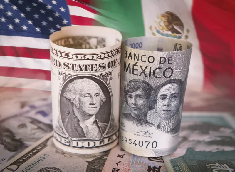 El peso se acerca a la barrera psicológica de los 19 por dólar
