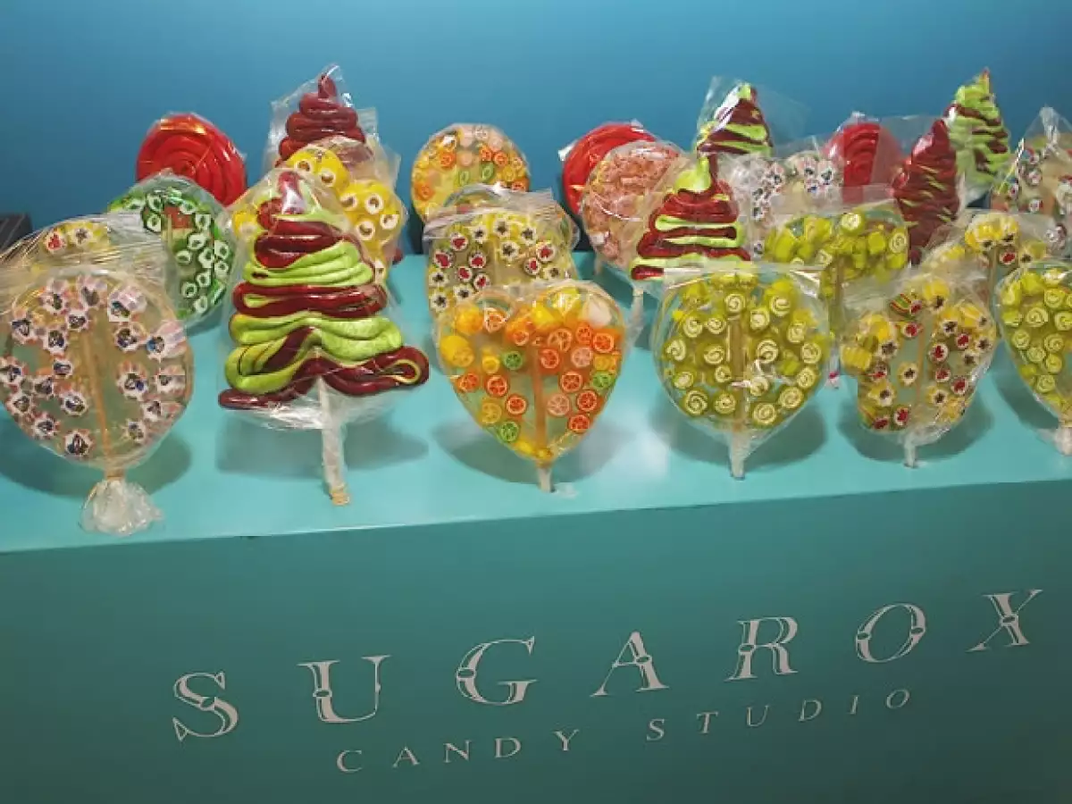 Además de los tradicionales dulces en forma de círculo se pueden encontrar paletas con diferentes diseño.