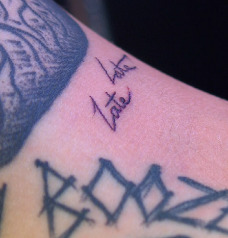 El tatuaje lleva el título del programa.
