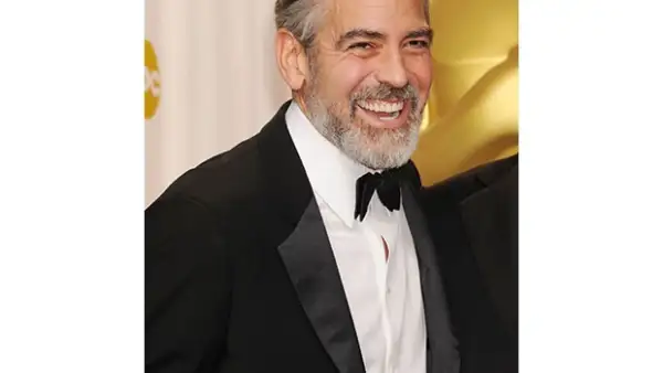El guapo actor tiene la manía de usar solo una vez sus calcetines, para después donarlos a un refugio para personas sin hogar en Los Ángeles, por lo que diario estrena esta sencilla prenda.