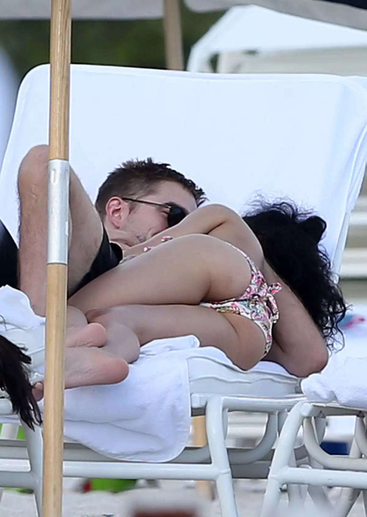 La pareja, más romántica que nunca, se asolea y demuestra lo enamorada que está entre risas, abrazos y besos.