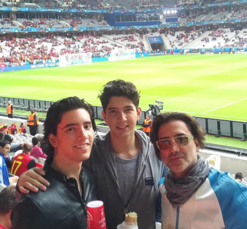 Padre e hijos disfrutando de la Eurocopa.