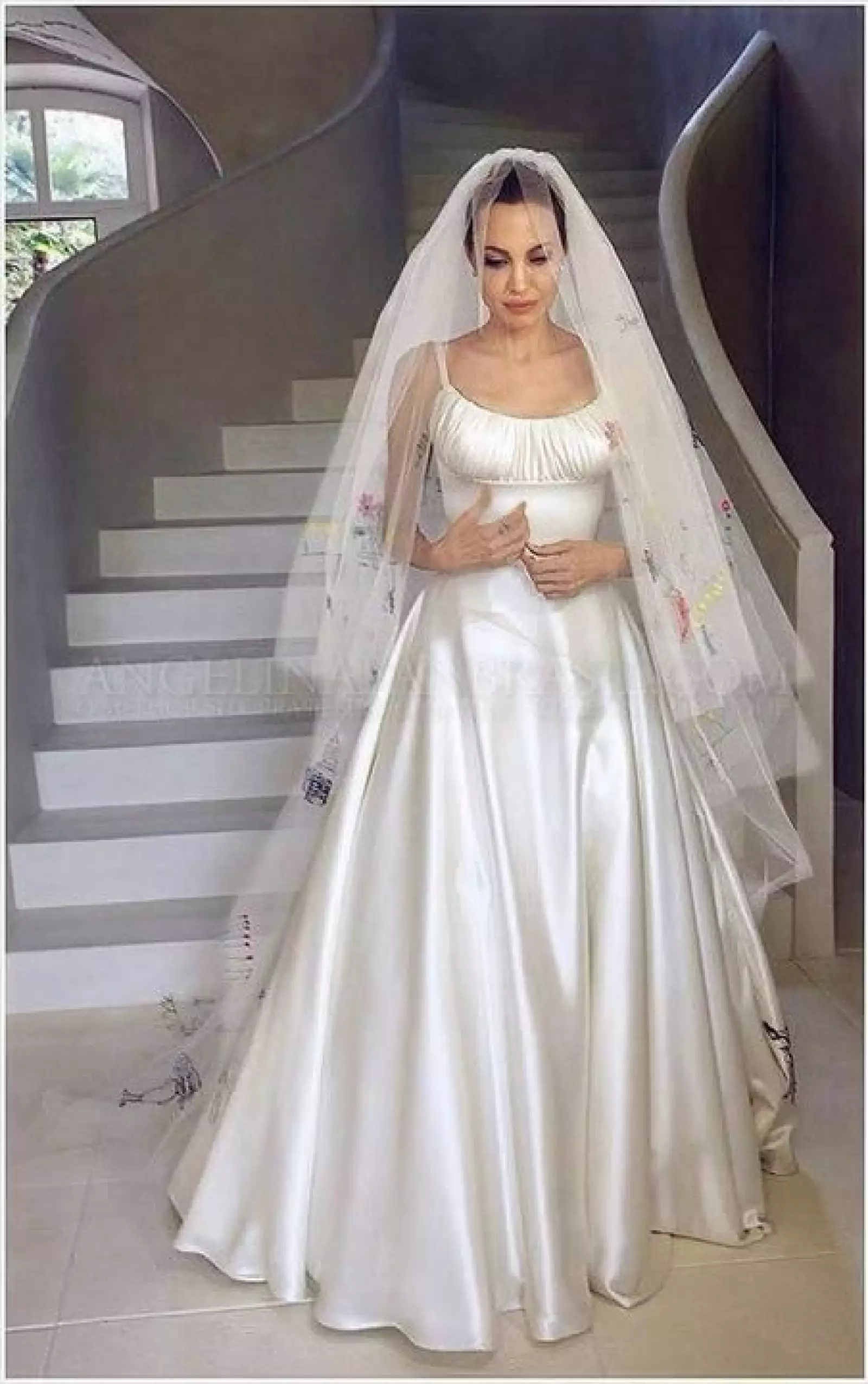 Angelina Jolie contrajo matrimonio con Brad Pitt en un vestido Versace. El velo llevaba dibujos de sus seis hijos.